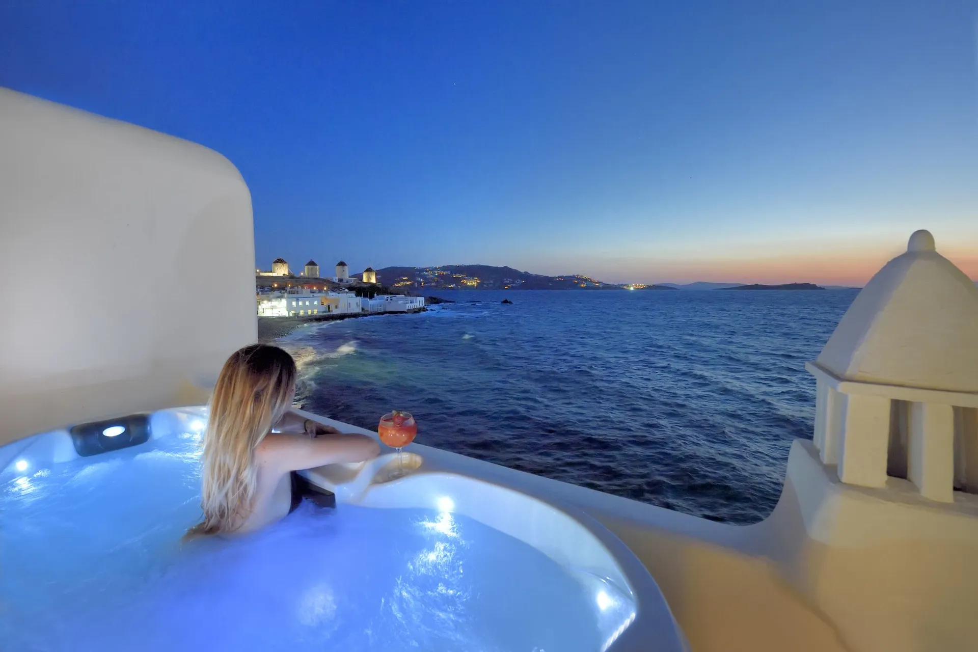 Little Venice Villa with Outdoor Jacuzzi - Image 4