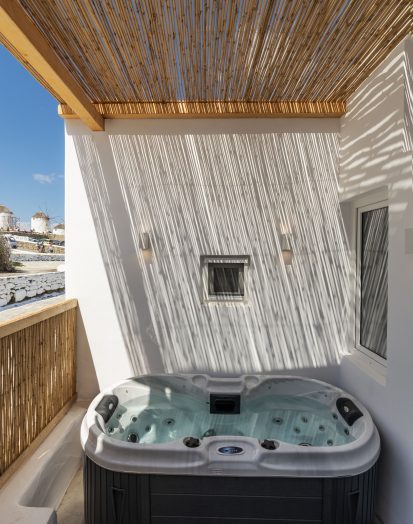 Maisonette with Outdoor Hot Tub and Windmill View